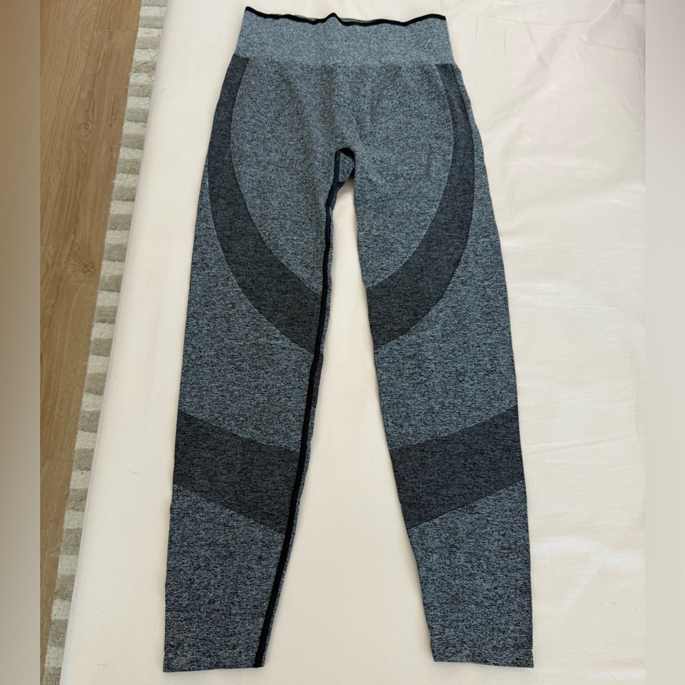 Pink Victoria’s Secret Seamless Leggings Size Medium in Grey